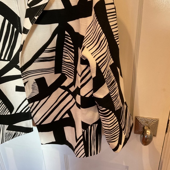 Chico’s black and white print jacket, sized 1 ( medium) - Picture 4 of 6